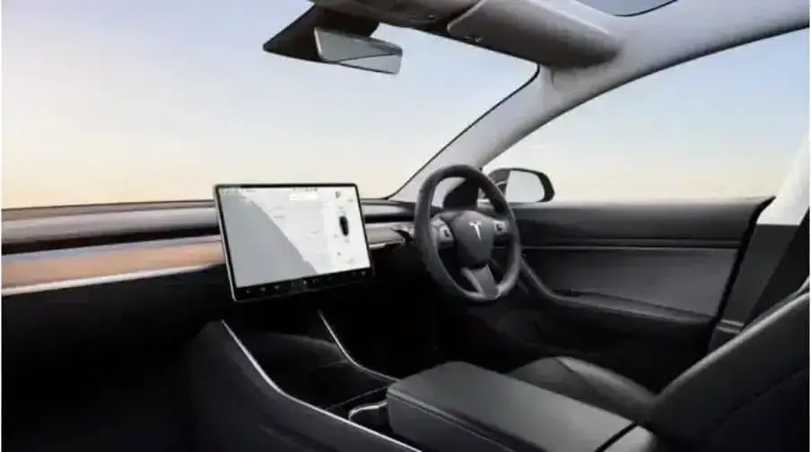 Tesla vs. Traditional Car Dashboards
